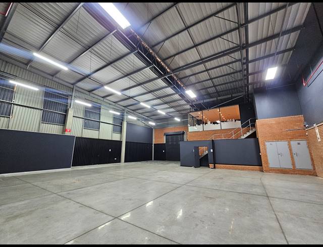 530M² WAREHOUSE TO LET IN LONGLAKE